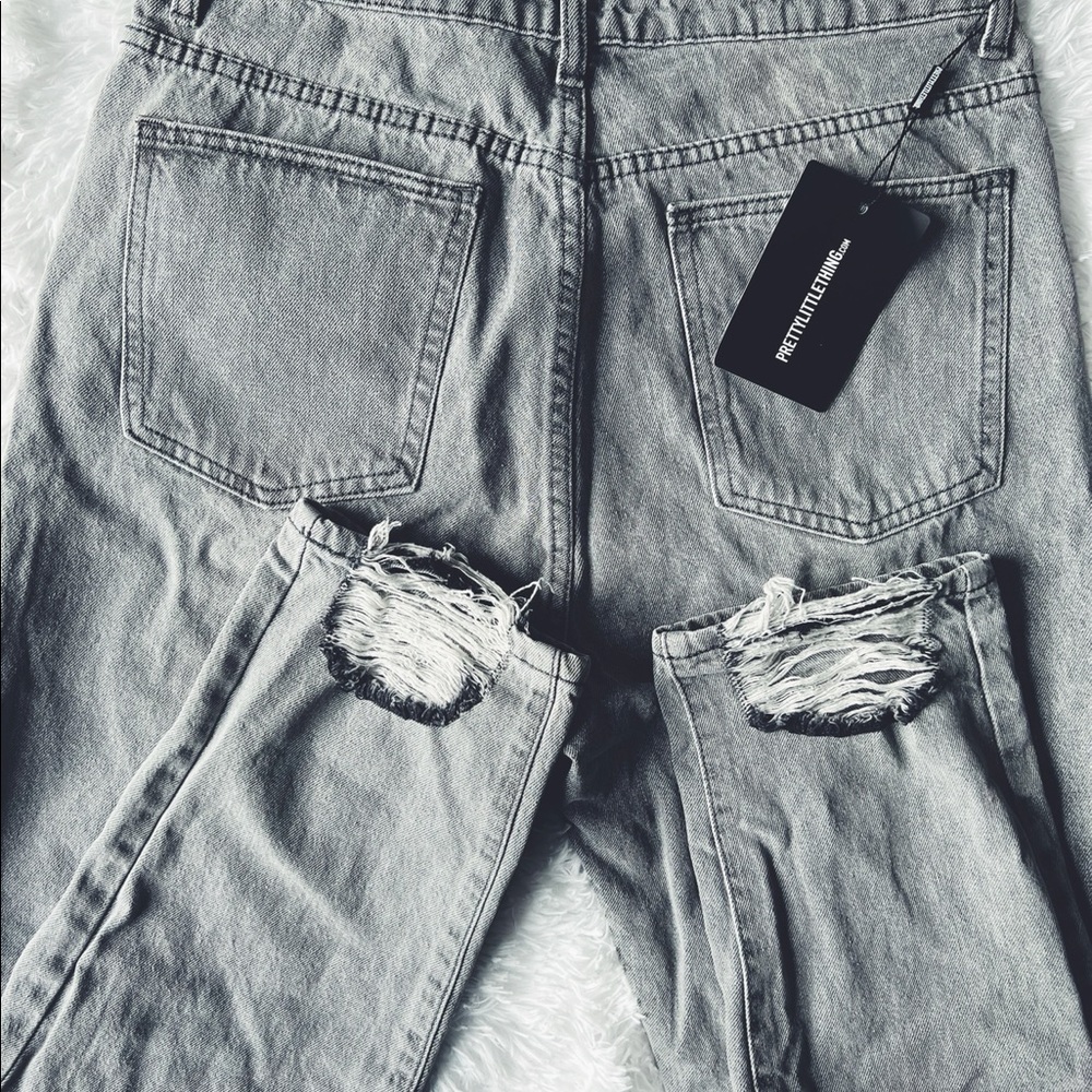 ❌ S O L D ❌
High Waist Distressed Mom Jean